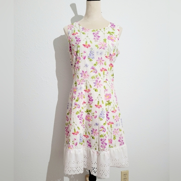 Victoria Holley Dresses & Skirts - Vintage Victoria Holley dress 100% Cotton Size 10 lovely floral lace side zip